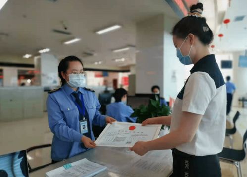 城關區(qū)市場監(jiān)管局 食品告知承諾制落地，首張許可證高效頒發(fā)